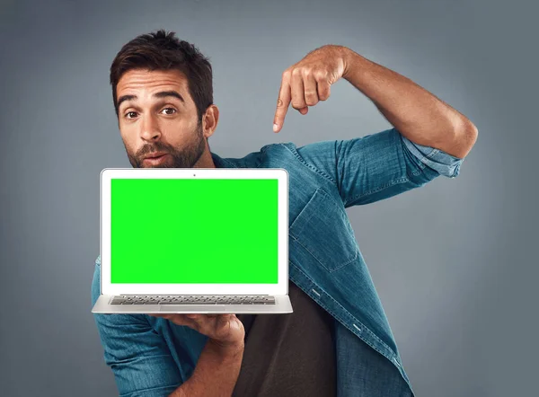 Człowiek Laptop Wskazanie Makietę Zielony Ekran Reklamy Lub Marketingu Szarym — Zdjęcie stockowe