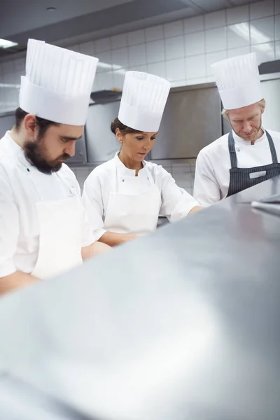 Många Händer Gör Lätt Arbete Inre Bearbetning Ett Professionellt Kök — Stockfoto