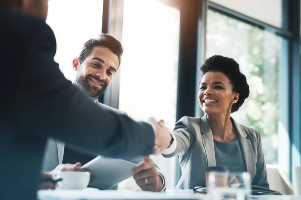 商务人员 与同事会面 团队合作或在办公室的合作 快乐女性在团队招聘 介绍或B2B协议中握手 — 图库照片
