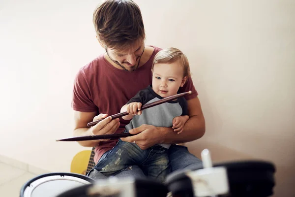 Feliz Padre Bebé Lección Batería Infantil Con Desarrollo Musical Aprendizaje — Foto de Stock