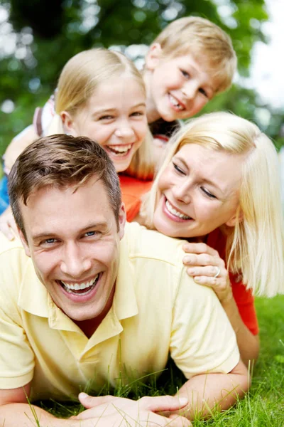 Plezier Hebben Samen Waar Goed Zijn Gelukkig Jong Familie Liggend — Stockfoto