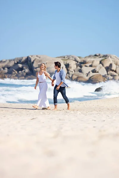 彼らの愛を外へ ビーチでロマンチックな散歩をしている幸せな若いカップルは — ストック写真