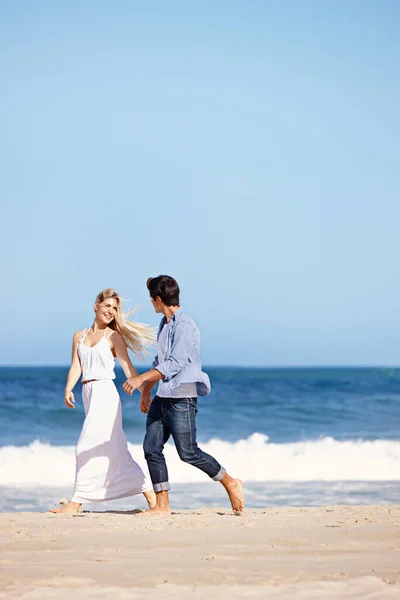 生命はそれのあなたと美しい ビーチでロマンチックな散歩をしている幸せな若いカップルは — ストック写真