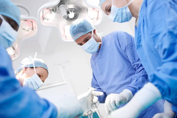 我们的团队合作拯救生命 在手术室做手术的医生人数少 — 图库照片