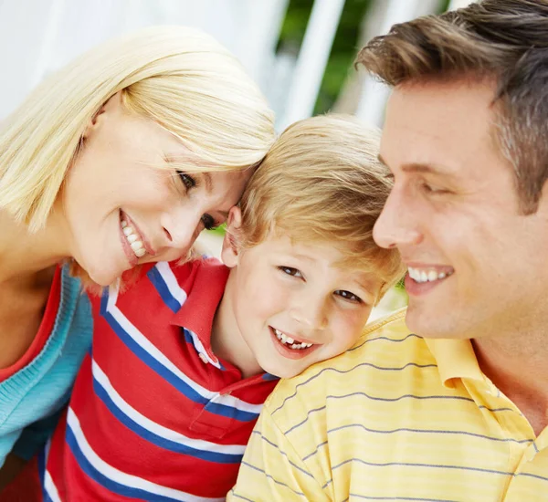 Stolz Auf Ihren Kleinen Jungen Glückliche Junge Familie Sitzt Zusammen — Stockfoto