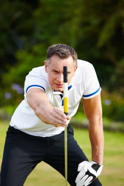 Mükemmellik Stratejide Gizlidir Yakışıklı Bir Adam Bir Sonraki Vuruşunu Golf — Stok fotoğraf