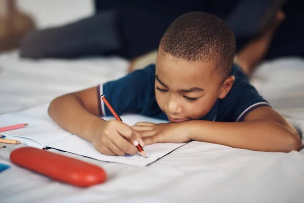 Günüm Hakkında Yazıyorum Evde Yazarken Kalem Kullanan Genç Bir Çocuk — Stok fotoğraf
