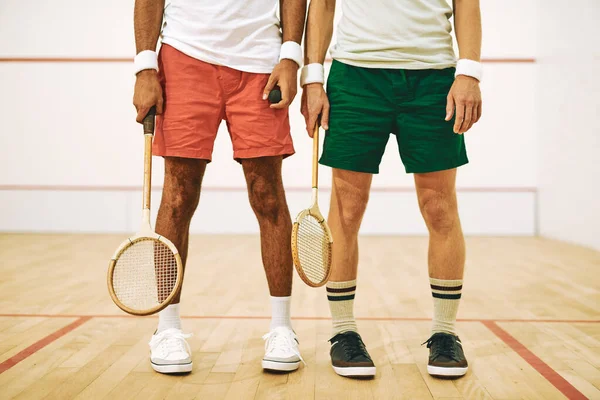 Για Παίξεις Σκουός Πρέπει Ντυθείς Καλά Δύο Άνδρες Που Κρατούν — Φωτογραφία Αρχείου