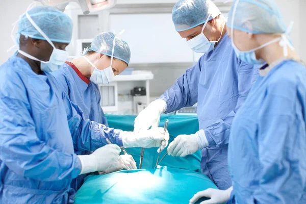 每天拯救生命 手术室里工作的一组医生和外科医生 — 图库照片