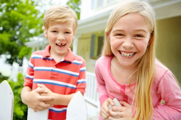 Sie Sind Aufgeregt Zwei Süße Kleine Kinder Lächeln Und Lachen — Stockfoto