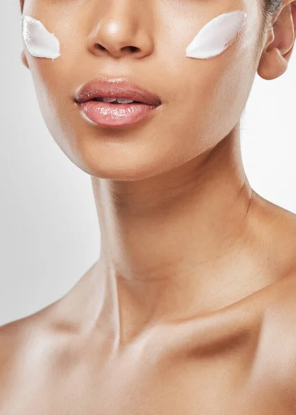 Use Moisturiser Suits Your Skin Type Studio Shot Unrecognisable Woman — Stock Photo, Image