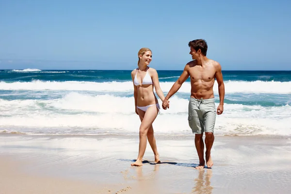 Небеса Земле Тобой Счастливая Молодая Пара Наслаждается Романтической Прогулкой Пляжу — стоковое фото