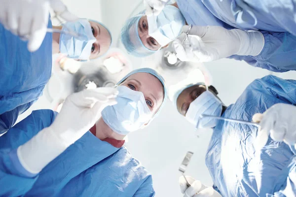 Medici Operativi Chirurghi Medici Appoggiati Alla Macchina Fotografica Con Strumenti — Foto Stock