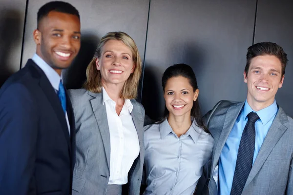 Командная Работа Выход Портрет Разнообразной Группы Бизнесменов Офисе — стоковое фото