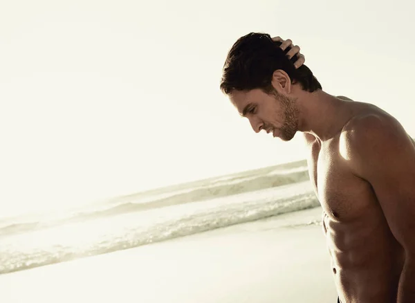 海によって孤独の瞬間 彼の心の多くとビーチに沿って歩いてハンサムな男の側のビュー — ストック写真