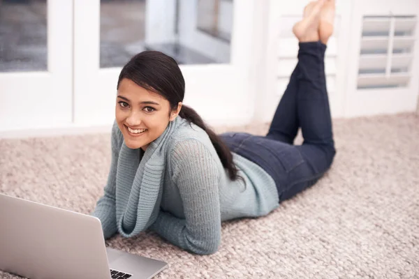 在网上很冷一位年轻貌美的女士在卧室的地板上使用笔记本电脑 — 图库照片