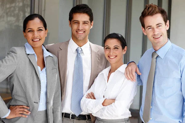 Żelują Się Wyjątkowo Dobrze Jako Zespół Czterech Zaufanych Biznesmenów Zjednoczonych — Zdjęcie stockowe