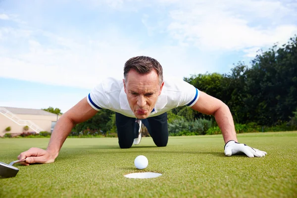 Bara Liten Knuff Stilig Man Som Försöker Blåsa Sin Golfboll — Stockfoto