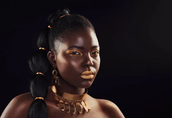Piękno Portret Czarna Kobieta Studio Brokatem Luksusem Makijażem Artystycznym Ciemnym — Zdjęcie stockowe