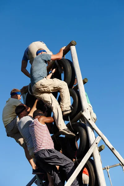 Une Fois Brèche Groupe Hommes Escaladant Obstacle Dans Bootcamp Militaire — Photo