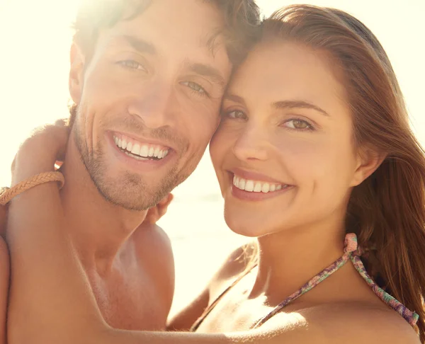 太陽の恋人キス ビーチで彼らの時間を楽しんで愛情のある若いカップルのクローズアップ肖像画 — ストック写真