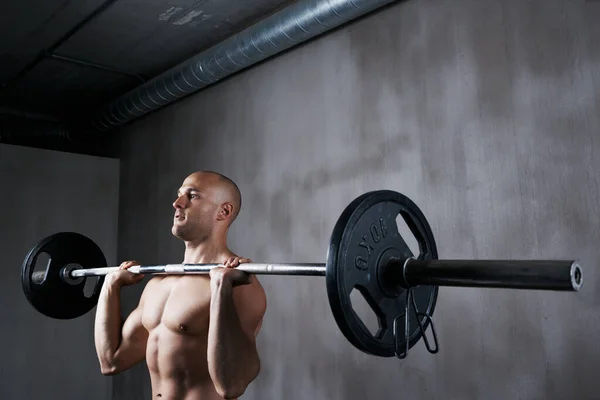 ジムでの運動 ボディビルディング または腕のトレーニングのためのベル付きのフィットネス 男と重量挙げ 激しい強さや力のためのフィット感 アクティブまたは強い筋肉ボディビルダー男性リフティング重量屋内 — ストック写真