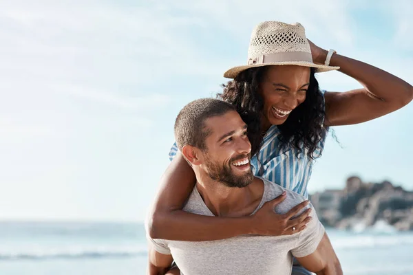 幸せなカップル 海での冒険 青い空とピギーバック モックアップスペース 夏休みの海への旅行 日付とカンクンで一緒に休暇の幸福とビーチでロマンス 男と女 — ストック写真