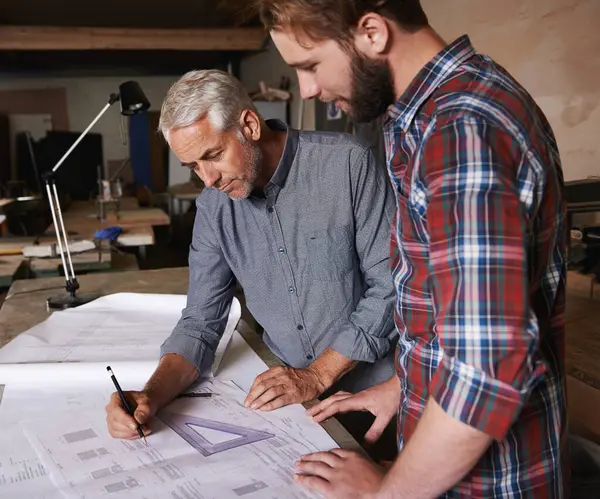 Homens Carpinteiro Trabalho Equipe Desenho Papel Com Discussão Construção Design — Fotografia de Stock