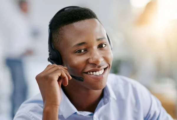 コールセンターのコンサルティングや顧客サービスでのコミュニケーション 肖像画やフレンドリーな黒人男性 テレマーケティングまたは通信会社における仮想アシスタント 幸せな笑顔または販売代理店の顔 — ストック写真