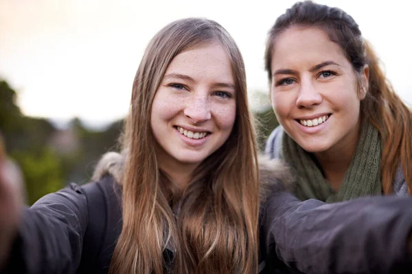 Neem Een Natuurselfie Twee Aantrekkelijke Jonge Vrouwen Het Nemen Van — Stockfoto