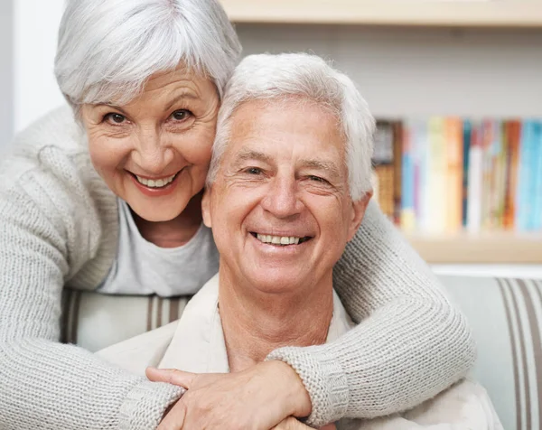 Senior Glückliches Paar Und Porträt Mit Umarmung Für Liebe Romantik — Stockfoto