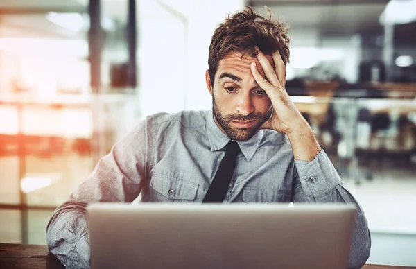 Adamı Dizüstü Bilgisayar Stres Baş Ağrısı Aşırı Yorgunluk Ofis Masasında — Stok fotoğraf