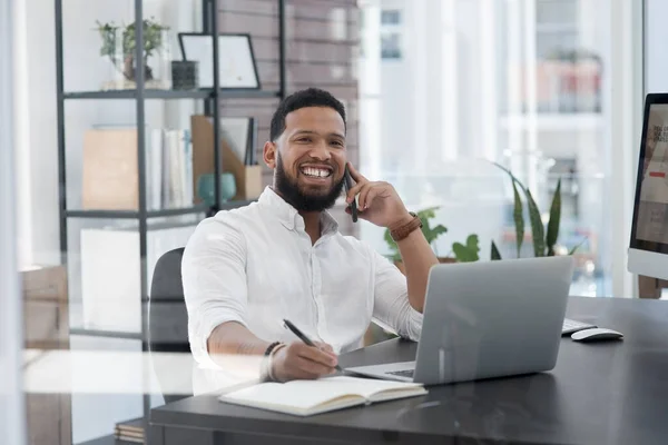 통화는 사업가 사무실에서 대화나 계획을 책상에 협상을 온라인에서 일하는 직원들 — 스톡 사진
