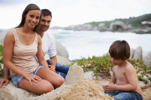夏にビーチで家族 砂の城の肖像画を楽しみ 旅行や休日のために 男と女と子供が一緒に休暇で遊ぶ質の高い時間 開発と幸福屋外 — ストック写真