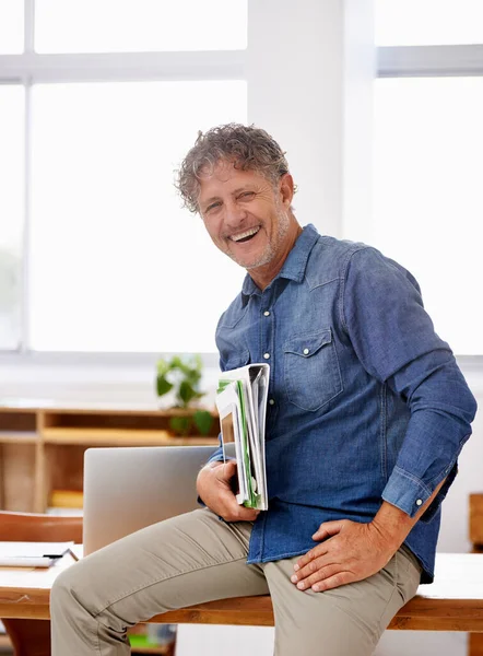 Πορτρέτο Ώριμος Και Επιχειρηματίας Που Γελάει Στο Γραφείο Ενώ Κρατάει — Φωτογραφία Αρχείου