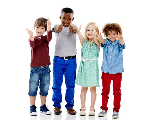 孩子们 一起在工作室的肖像中竖起大拇指 带着微笑 同意和白色的背景 男童或孤立无援的朋友 为多样化的儿童争取幸福 手牵手或团结 — 图库照片