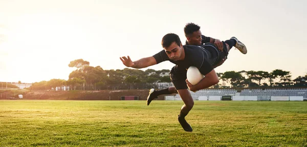 Ele Apanhou Tiro Comprimento Total Dois Atletas Bonitos Jogando Rugby — Fotografia de Stock