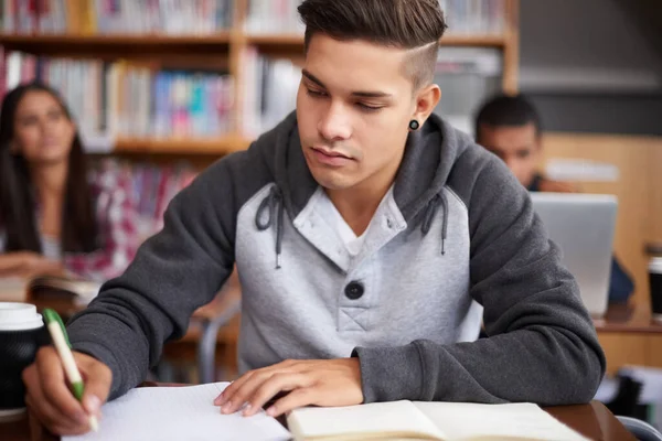 Studere Skrive Studere Med Mannen Klasserommet Utdannelse Biblioteksforskning Quiz Fokus – stockfoto