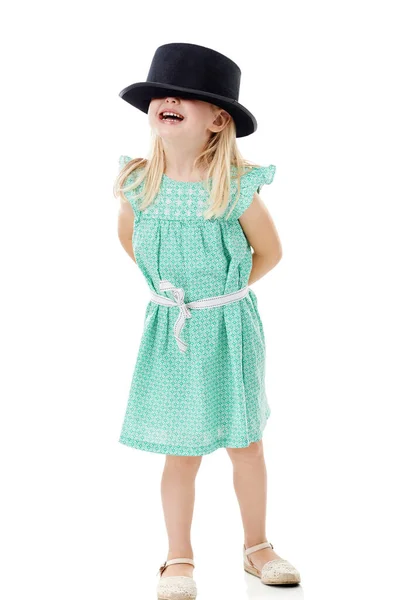 女の子は決してドレスアップを停止しません スタジオショットの可愛いです女の子身に着けていますAファンキーな帽子に対して白の背景 — ストック写真