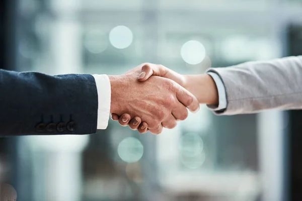 商务人士 握手与合作会议 欢迎介绍或工作协议和成功 专业人士 合伙人或公司客户握手致谢 面试或交易 — 图库照片