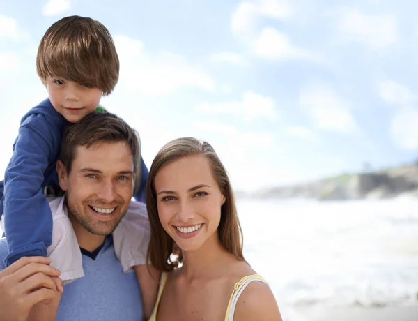Famiglia Felice Ritratto Cielo Blu Sulla Spiaggia Viaggio Vacanza Vacanza — Foto Stock
