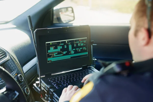 Adatbázis Laptop Egy Rendőr Egy Autóban Biztonság Városi Jog Biztonsági — Stock Fotó