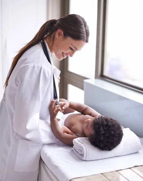 Doctor Vrouw Met Baby Jongen Gezondheidszorg Kinderarts Overleg Met Ziektekostenverzekering — Stockfoto