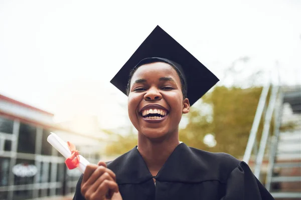 Portret Glimlach Zwarte Vrouw Met Certificaat Afstuderen Succes Met Diploma — Stockfoto
