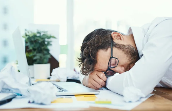 男人睡在办公室的桌子上 疲惫不堪 疲惫不堪 工作负担过重 还带着眼镜 文件和笔记本电脑 在公司工作的商人 律师和精疲力尽的睡眠 — 图库照片