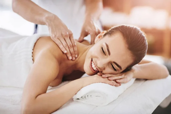 Relaxe Sorria Massageie Com Mulher Spa Para Tratamento Bem Estar — Fotografia de Stock