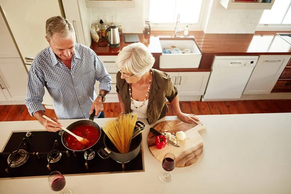 Help Support Old Couple Cooking Food Healthy Vegan Diet Together — Stock Photo, Image