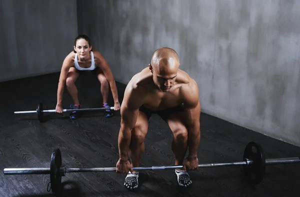 フィットネス ワークアウト ボディビルディング ジムでの運動のためのベル付きの人々と重量挙げ 激しい強さ 筋肉やトレーニングのためのフィット感 アクティブで強い筋肉の男性と女性のリフティング重量 — ストック写真