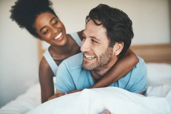 잠자리에 아침에 긴장을 에서의 인종간의 남녀가 즐겁게 포옹하고 즐거운 주말을 — 스톡 사진