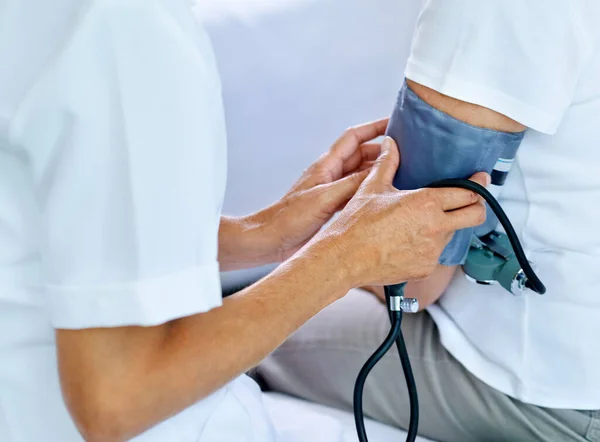 Feeling Pressure Closeup Shot Doctor Testing Patients Blood Pressure — Stock Photo, Image